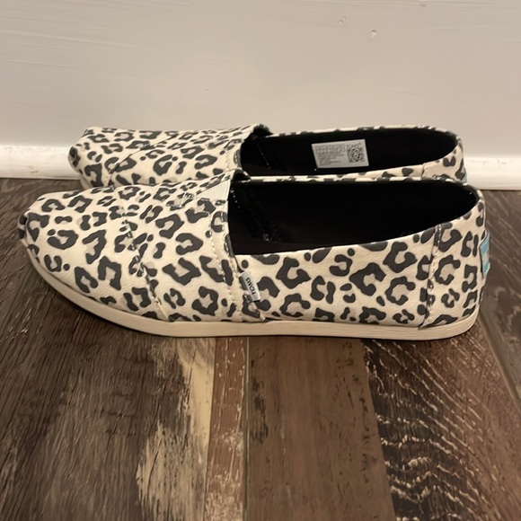 Tom’s snow leopard flats. Women size 7. - Picture 2 of 5